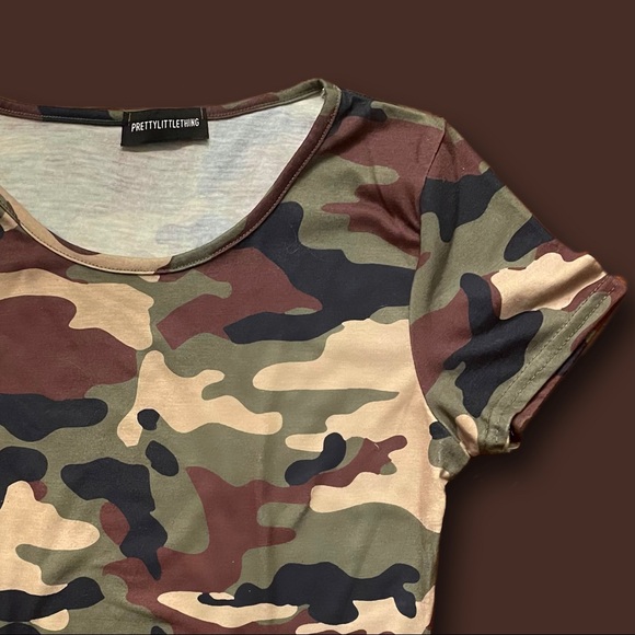 PrettyLittleThing Petite Camo Crop Top - Picture 3 of 3